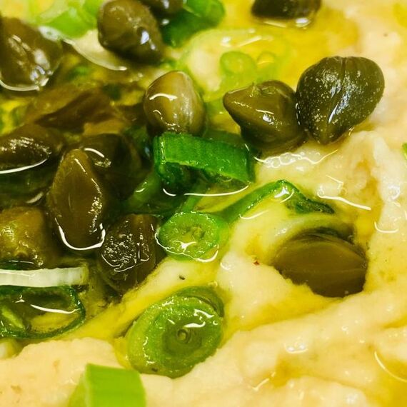Kapern mit Olivenöl auf Fava